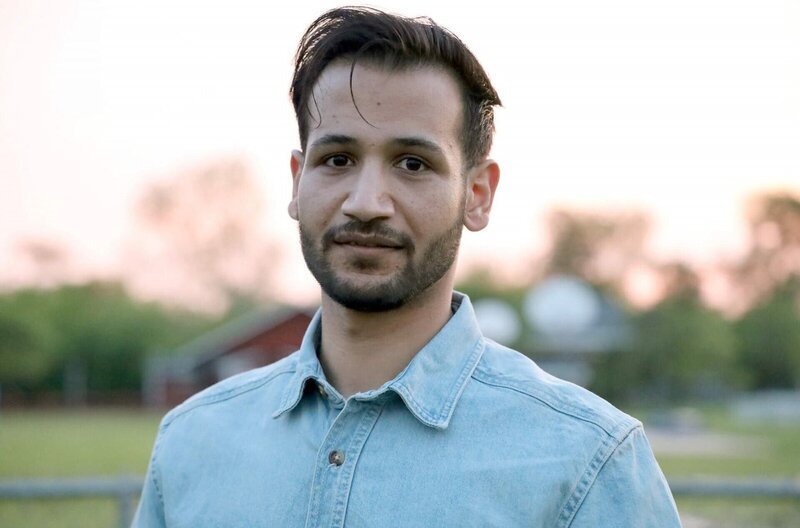 Farès ist einer der sieben Jugendlichen, die nach der Tragödie ohne Vater zur Welt kamen. Sie sind in einer Zeit zahlreicher politischer Konflikte aufgewachsen und haben jetzt mit einer weltweiten Pandemie zu kämpfen. – Bild: ORF/​PBS/​Arte France/​Arrow Pictures