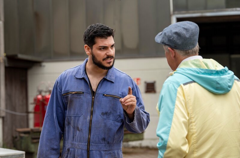 Mesut Beslan (Behrad Beh Nezhad, l.) wird ziemlich wütend, als Manfred Klose (Rainer Furch, r.) plötzlich auf seinem Schrottplatz auftaucht. – Bild: ARD/​Thorsten Jander