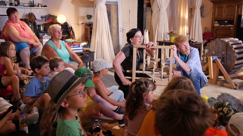Synchronisation des Knarrens einer Ballongondel in einem Kinderfilm mithilfe der Creek Box. – Bild: NDR/ExtraVista Film & TV/Erik Lötsch Synchronisation des Knarrens einer Ballongondel in einem Kinderfilm mithilfe der Creek Box. – Bild: NDR/ExtraVista Film & TV/Erik Lötsch