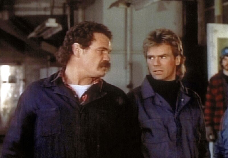 Earthquake (Randall ‚Tex‘ Cobb, l.) und MacGyver (Richard Dean Anderson, r.) versuchen, als Lieferanten verkleidet in die Chemiefabrik zu gelangen. – Bild: Paramount Pictures