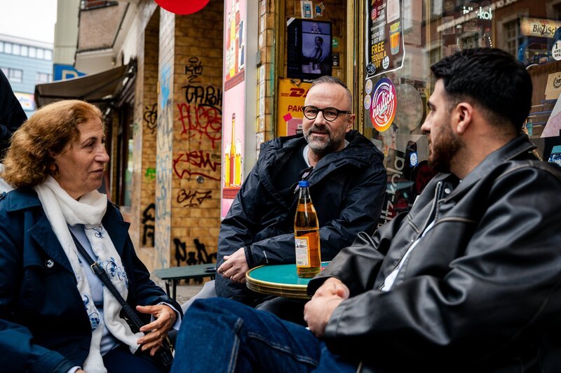 Dit is Berlin, wa: Tante Zeynep (l.), Kurt Krömer und Tahsim Durgun (r.) vor Berliner Späti. – Bild: WDR/​Nikita Schleicher