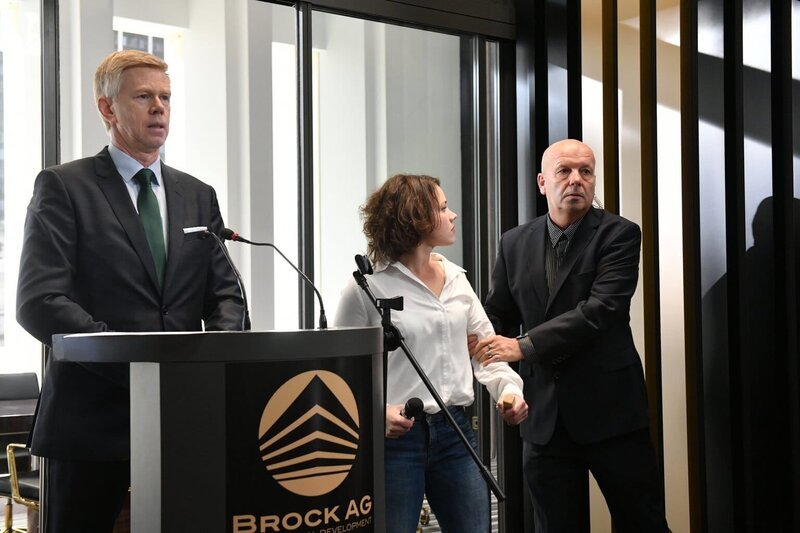 Kann Jenni (Anna Mennicken, M.) Olafs (Thomas Morris, l.) Machenschaften bei der Pressekonferenz unterbinden? – Bild: SAT.1/​Claudius Pflug
