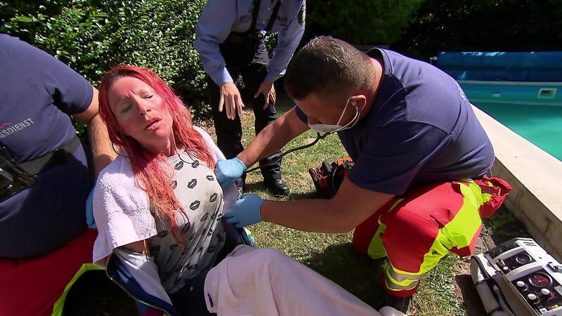 Viele Fragen ergeben sich auch, als eine obdachlose Frau plötzlich auf einer Gartenparty auftaucht. Sie sorgt für einen Eklat und wird vom Gastgeber in den hauseigenen Swimmingpool gestoßen. Offensichtlich ist das mit voller Absicht geschehen. Es entsteht der Verdacht, dass es zwischen dem Hausbesitzer und der Wohnungslosen eine geheimnisvolle Verbindung gibt. – Bild: RTLZWEI