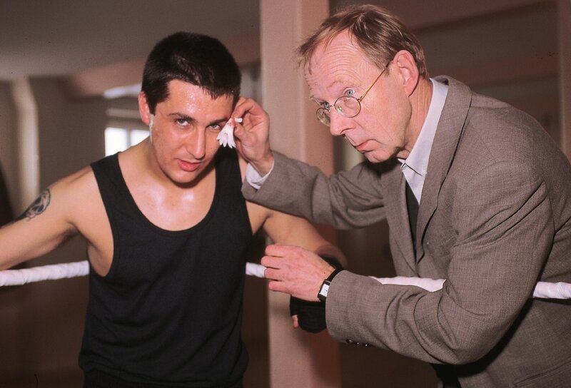 Dr. Schneider (Hans Peter Korff, re.) mit Rocky (Rafi Guessous), einem der jungen Kickboxer. – Bild: RTLplus