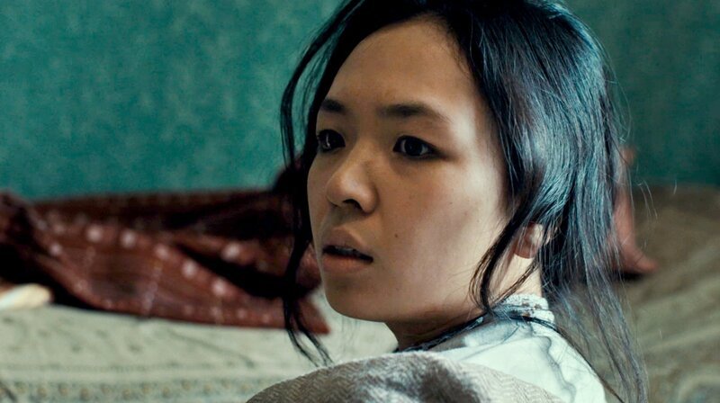 In der Nacht schreckt Daiyu (Andrea Guo) hoch. – Bild: SWR