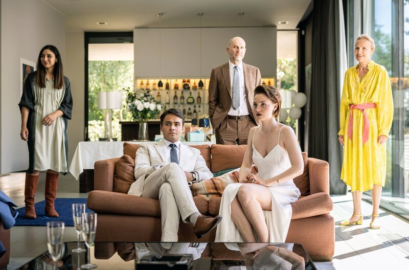Die Familie (Lara Chedraoui, Aram Arami, Götz Schubert, Sarah Mahita, Juliane Köhler, v.l.) ist überrascht, dass Felix doch noch auftaucht. – Bild: Guillaume Van Laethem