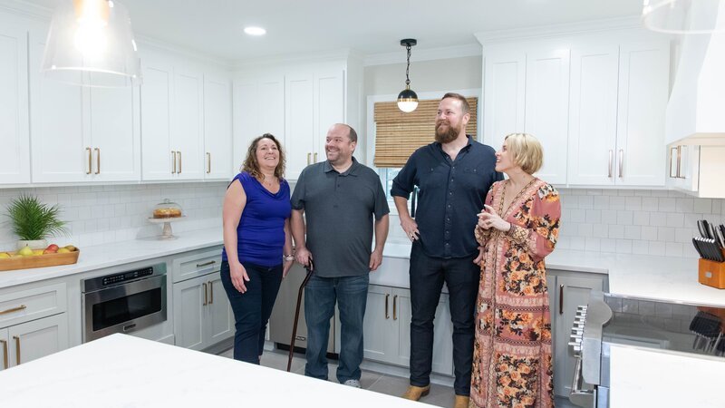 The Napiers show the Verrettes their new kitchen on reveal day, as seen on Home Town, Season 7. – Bild: HGTV /​ Discover Images: HHMTN710_HMTN71 /​ Discovery, Inc.