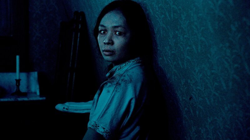 Daiyu (Andrea Guo) wurde in das Haus der Alzenbergs aufgenommen, aber wirkliche Sicherheit findet sie dort nicht. – Bild: SWR