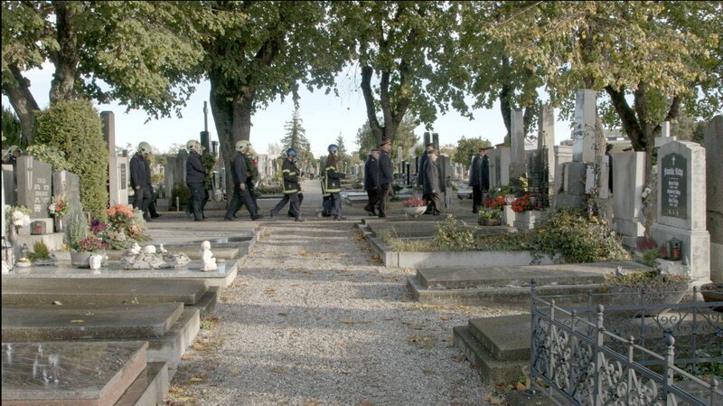 ALARM zeigt junge Freiwillige, die zum ersten Mal mit schweren Schicksalen konfrontiert werden, und erfahrene Einsatzkräfte, die bereits viel Traumatisches erlebt haben. Der Film beleuchtet, wie sie mit schwierigen Erfahrungen und ständigen Bedrohungen umgehen. – Bild: ORF/filmdelights/Judith Zdesar ALARM zeigt junge Freiwillige, die zum ersten Mal mit schweren Schicksalen konfrontiert werden, und erfahrene Einsatzkräfte, die bereits viel Traumatisches erlebt haben. Der Film beleuchtet, wie sie mit schwierigen Erfahrungen und ständigen Bedrohungen umgehen. – Bild: ORF/filmdelights/Judith Zdesar