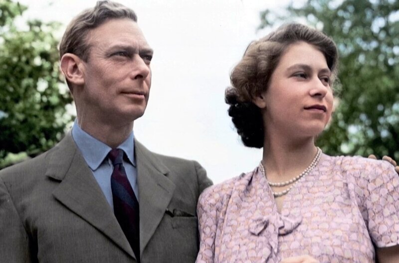 Elizabeth II. mit ihrem Onkel Eduard VIII.: Als dieser abdankte, wurde Elizabeth’ Vater König und sie dadurch zur mutmaßlichen Thronerbin. – Bild: DoubleBand Films
