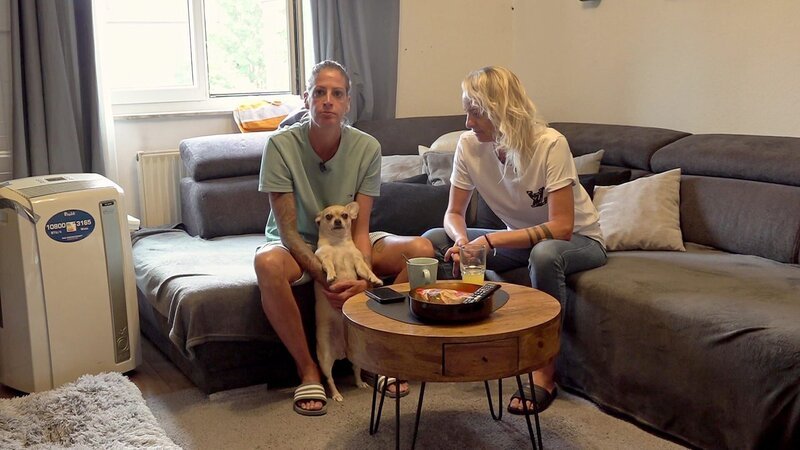 S14E71: Vierbeinerin Bonnie lebt, seit sie ein Welpe ist, bei Mel und ist ein festes Familienmitglied. – Bild: RTLZWEI
