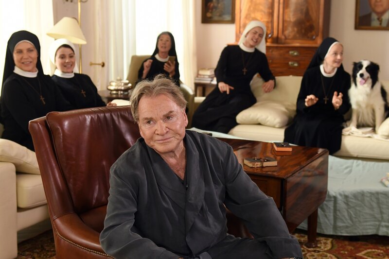 Die Nonnen haben sich bei Wöller einquartiert. Wöller ist genervt (v.li.: Janina Hartwig, Mareike Lindenmeyer, Karin Gregorek, Fritz Wepper, Romina Küper, Emanuela von Frankenberg). – Bild: ORF 2