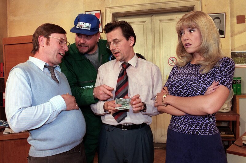 (v.li.): Roland Düringer (Ing. Breitfuß), Karl Künstler (Kopierfredi), Johannes Silberschneider (Herr Baum), Monica Weinzettl (Frau Knackal). – Bild: ORF 1