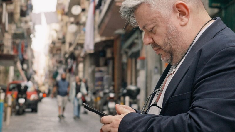 Mann mit Smartphone – Bild: SRF/​NZZ Format