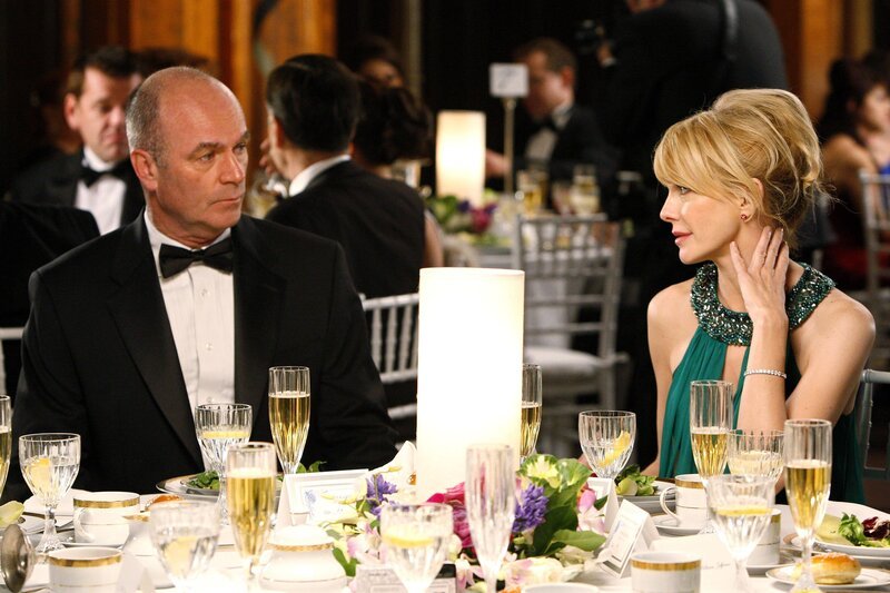 Rushs Abteilung hat eigentlich einen freien Abend, ist aber zur Hochzeit des Kriminaltechnikers Louie eingeladen. Doch Lt. John Stillman (John Finn, l.) und Det. Lilly Rush (Kathryn Morris, r.) stecken bald Mitten in einer Mordermittlung&nbsp;… – Bild: Warner Bros. Television