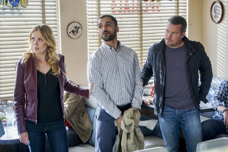 Während Sam Undercover ermittelt, um einen Drogenbaron dingfest zu machen, sollen Callen (Chris O’Donnell, r.) und Anna (Bar Paly, l.) Asakeem (Sammy Sheik, M.) überführen. Doch dessen Brüder versuchen alles, um dies zu verhindern … – Bild: CBS Broadcasting, Inc.  /​ Monty Brinton /​ Monty Brinton
