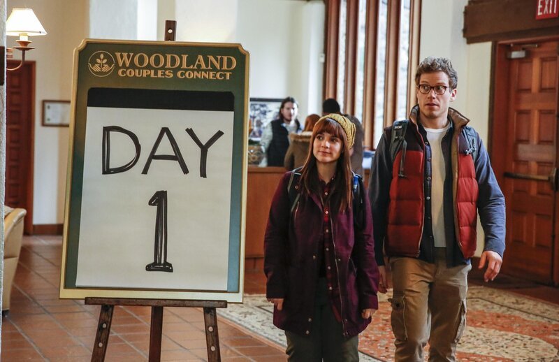 Müssen undercover ermitteln: Nell (Renee Felice Smith, l.) und Eric (Barrett Foa, r.) … – Bild: CBS Broadcasting, Inc. /​ Cliff Lipson