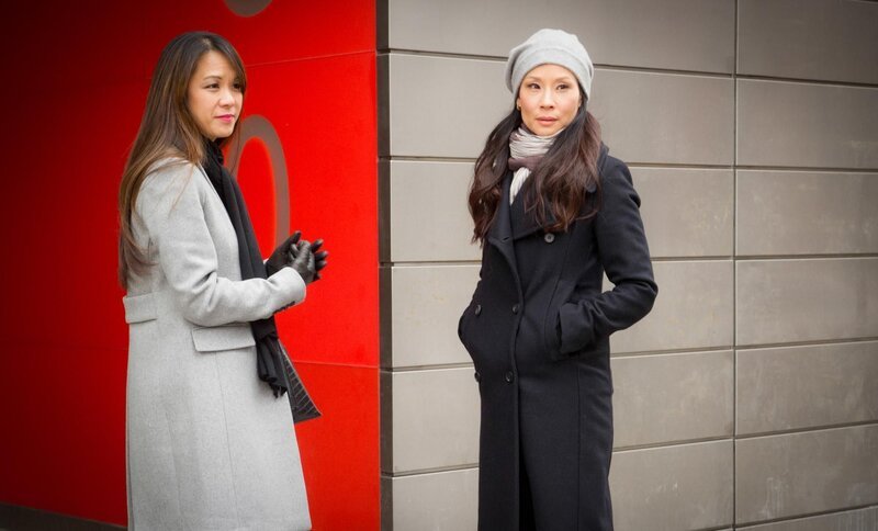 Während Watson (Lucy Liu, r.) damit zurechtkommen muss, dass ihre Klientin Lin Wen (Samantha Quan, l.) ihre Halbschwester ist, werden sie und Holmes zu einem neuen Fall gerufen: Ein junges Mädchen wurde ermordet, deren Selfie in einer Ausstellung aushängt … – Bild: CBS Broadcasting, Inc. /​ Jeff Neira