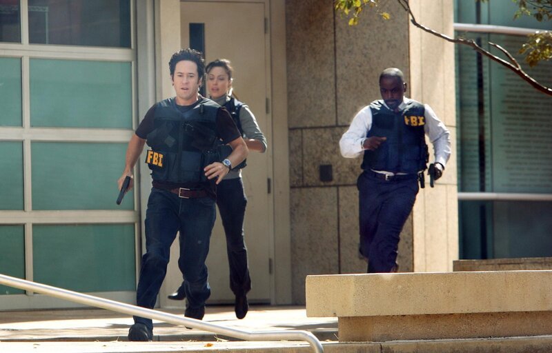Liz (Aya Sumika, M.), Don (Rob Morrow, l.) und David (Alimi Ballard, r.) sind in einer Geiselnahme. – Bild: Paramount Network Television