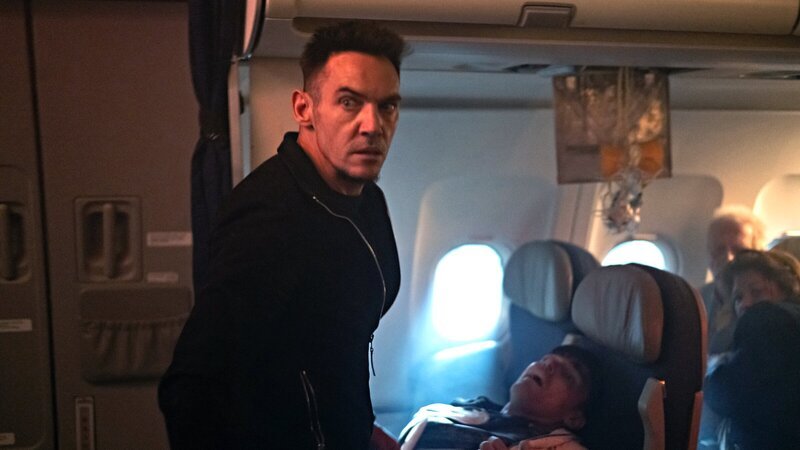 Der undercover ermittelnde Interpol-Cop Alex (Jonathan Rhys Meyers) befindet sich ebenfalls an Bord – Bild: RTL Zwei