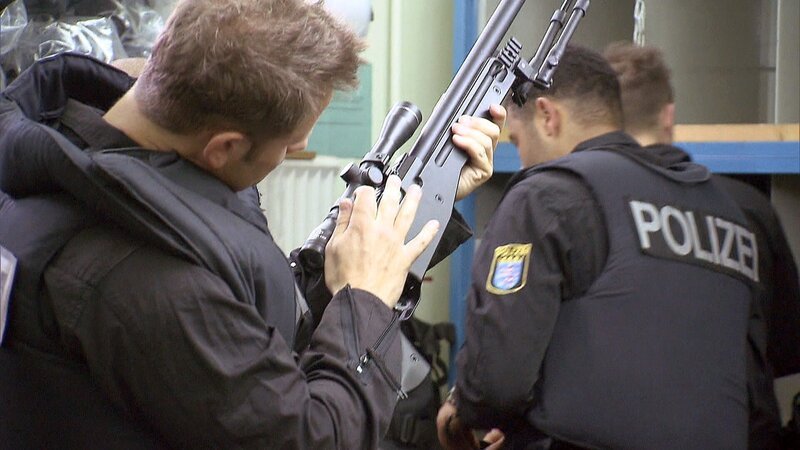 Eine Bankfiliale in Frankfurt ist überfallen worden. Kurze Zeit später macht sich ein SEK-Team fertig, um die Lage vor Ort zu überprüfen. – Bild: RTL 2