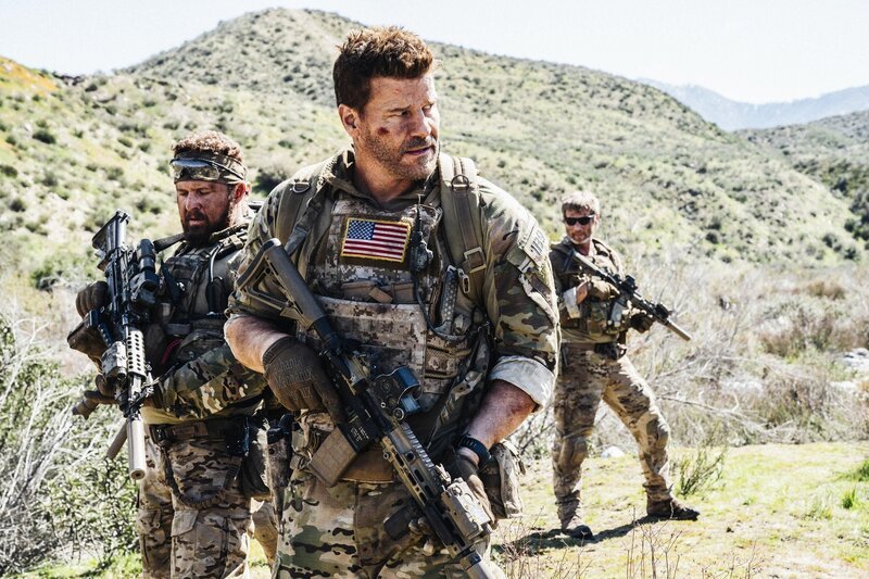 L-R:: Sonny Quinn (AJ Buckley), Jason Hayes (David Boreanaz) – Bild: CBS Broadcasting, Inc. All Rights Reserved /​ Erik Voake