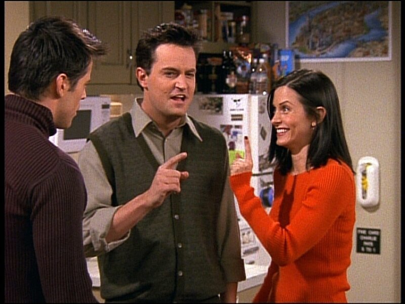 Chandler (Matthew Perry, M.) und Monica (Courteney Cox, r.) wollen den Rest der Clique an der Nase herumführen. Joey (Matt LeBlanc, l.) ist davon nicht begeistert … – Bild: sixx