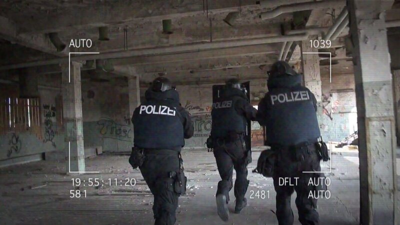 Der zweite Entflohene hingegen hat sich offensichtlich in einem abbruchreifen Fabrikgebäude versteckt. – Bild: RTL II