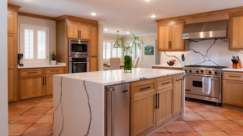Ben und Erin Napier haben die bisherige Insel durch eine Arbeitsplatte mit Wasserfall ersetzt, wie sie in Home Town, Staffel 7 zu sehen war. – Bild: HGTV /​ Discover Images: HHMTN708_HMTN70 /​ Discovery, Inc. All Rights Reserved.