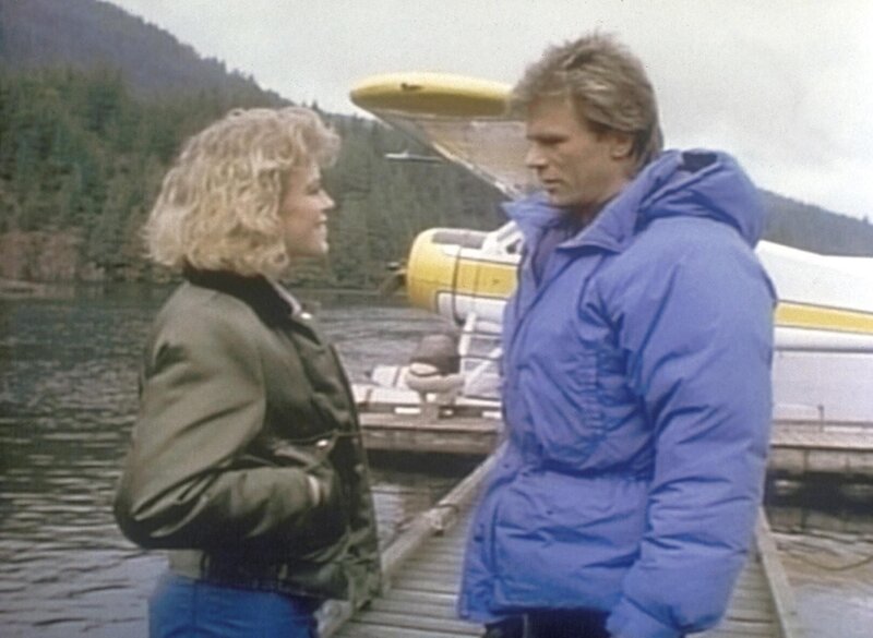 Karen (Moira Walley, l.) freut sich sehr, dass MacGyver (Richard Dean Anderson, r.) sie besucht. – Bild: Paramount Pictures