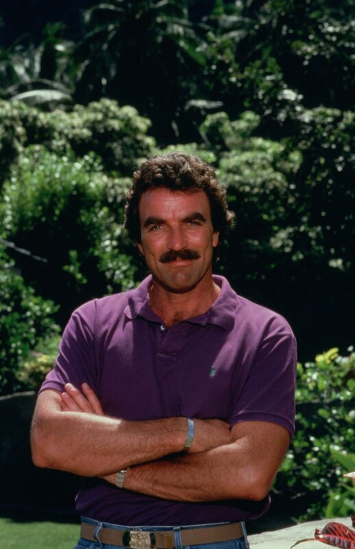 Kaum hat Higgins Schachturnier mit Präsident Manuel Ibenez begonnen, da gibt sich auch schon ein gewisser Don Luis Mangueo als Higgins’ Halbbruder aus. Magnum (Tom Selleck) glaubt, dass Don Luis einen Anschlag auf Präsident Ibenez plant&nbsp;… – Bild: Universal City Studios LLLP