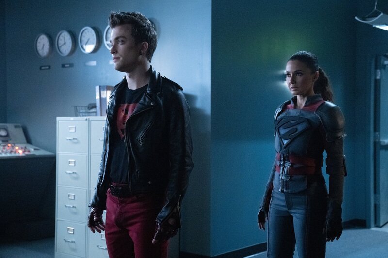 Bizarro Jonathan Kent (Jordan Elsass, l.); Bizarro Lana Lang Cushing (Emmanuelle Chriqui, r.) – Bild: The CW Network, LLC. All Rights Reserved /​ and TM DC /​ Warner Bros. Ent. Inc. /​ Bettina Strauss