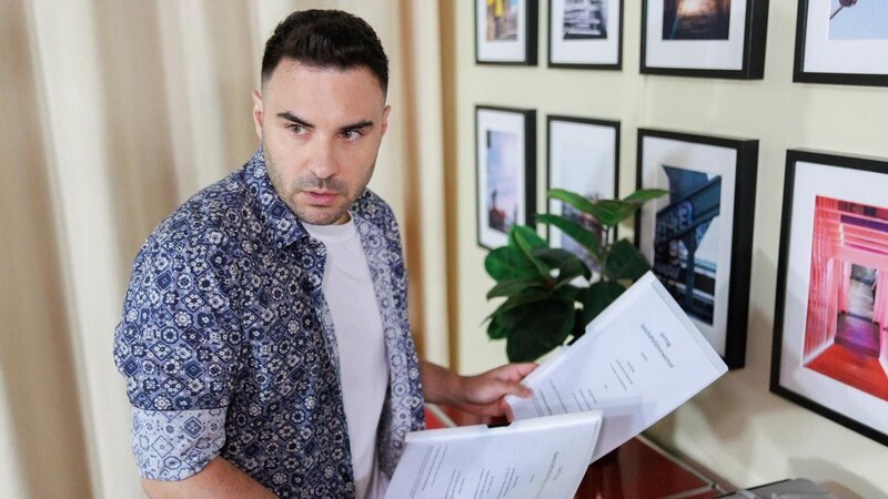 Easy (Lars Steinhöfel) sieht sich gezwungen, gegen seinen Mann zu intrigieren. – Bild: RTL