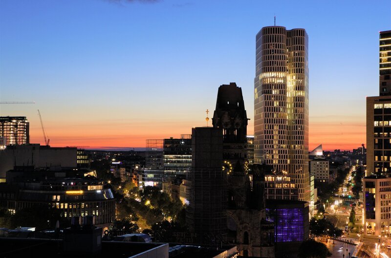 Die Kaiser-Wilhelm-Gedächtniskirche in Berlin: eine sakrale Kriegsruine, die zusammen mit moderner Nachkriegsarchitektur ein spannungsreiches Ensemble bildet – Bild: BR/​Sabine Reeh