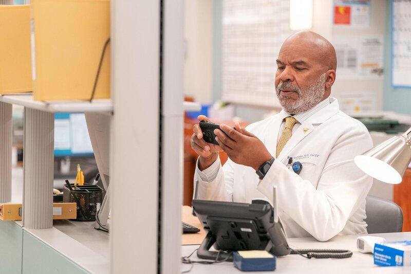 David Alan Grier as Dr. Ron – Bild: Universal Television LLC /​ Ron Batzdorff