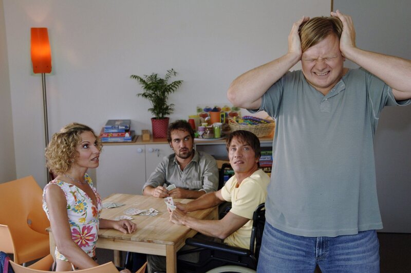 Biene (Heike Kloss) besucht eine Behindertenwerkstatt und spielt mit Ottmar (Jens Münchow, 2.v.li.), Ludger (Markus Kirschbaum, 2.v.re.) und Fossi (Michael A. Grimm) Karten. Als Fossi verliert, bekommt er einen Tobsuchtsanfall … – Bild: Super RTL