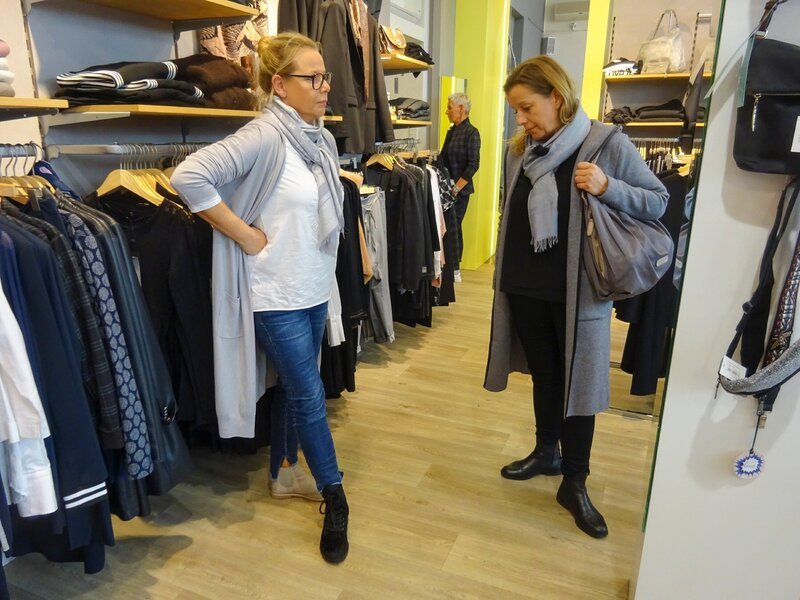 Sabine und Shoppingbegleitung Simone (r.) suchen die passenden Schuhe. – Bild: MG RTL D /​ Constantin Ent.