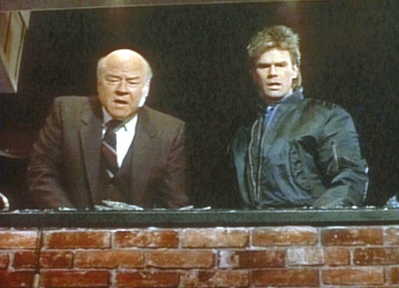 MacGyver (Richard Dean Anderson, r.) und Pete (Dana Elcar, l.) haben einen Gangster überwältigt. – Bild: Paramount Pictures