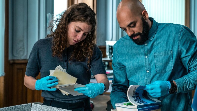In den persönlichen Unterlagen des getöteten Ferre stoßen Juliet (Charlotte De Bruyne, l.) und Jamal (Nabil Mallat, r.) auf eine neue Spur. – Bild: Nyklyn /​ ZDF und Nyklyn