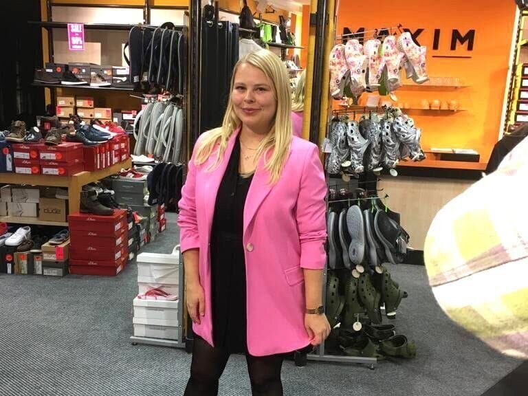 Kandidatin Isabel – Bild: RTL /​ Constantin Ent. /​ Motto im Ruhrgebiet: Aus Eins mach Zwei! Präsentiere zwei verschiedene Looks mit einem Blazer!, Tag 1: Isabel