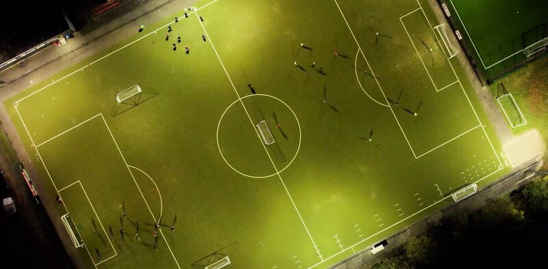 Über zwei Millionen Kinder und Jugendliche spielen in Deutschland Fußball, viele träumen davon, Profi zu werden. Doch für manche Täter ist genau das die Gelegenheit für sexuelle Übergriffe. – Bild: Willem Konrad /​ ZDF und Willem Konrad
