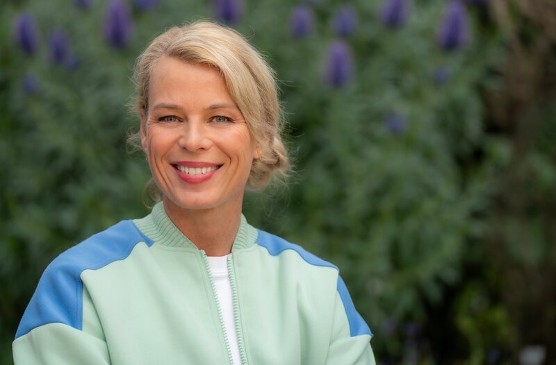 Ulrike Finck ist Moderatorin der „rbb Gartenzeit“. – Bild: rbb/​Thomas Ernst
