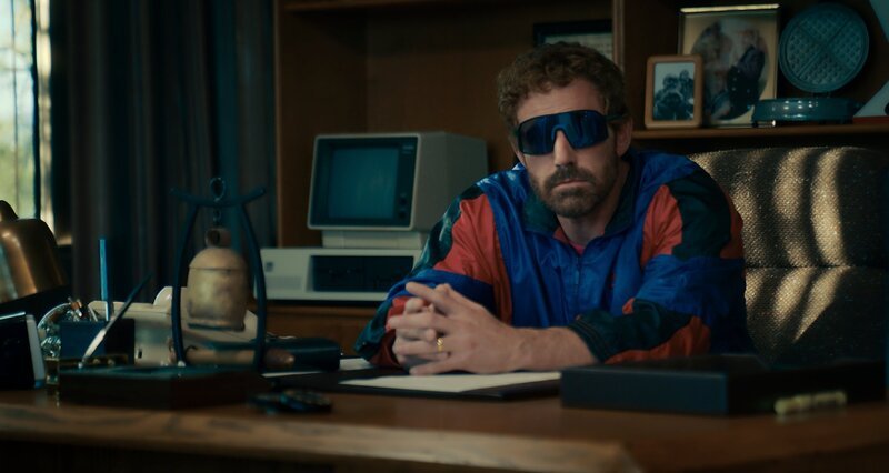 Der Nike-Mitgründer Phil Knight (Ben Affleck) teilt zunächst nicht die Vision, das ganze Budget der Basketballabteilung für einen einzelnen Spieler zu investieren. – Bild: ZDF und Ana Carballosa, D Stevens
