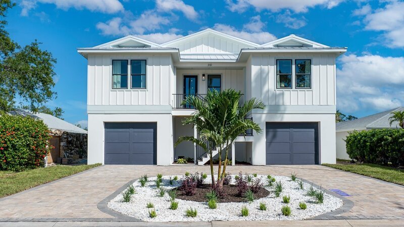 The exterior of the Walsh’s modular home after reveal, as seen on 100 Day Dream Home, Season 6. – Bild: Warner Bros. Discovery