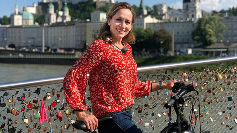 Moderatorin Tamina Kallert auf dem Tauernradweg bei Salzburg. – Bild: 3sat
