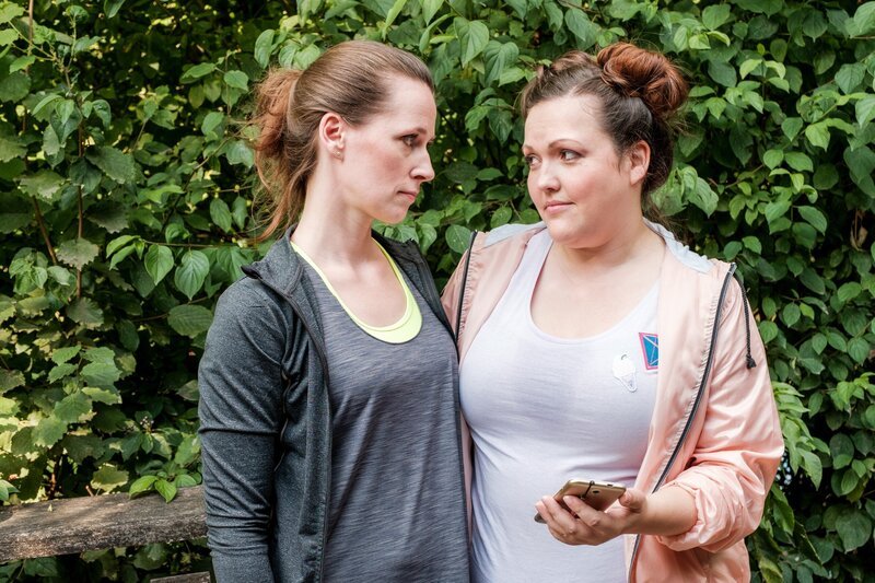 Heike (Katrin Höft, l.) ist für ihre Freundin da, als Nadine (Sarah Victoria Schalow) mit Wehmut an ihre verstorbene Mutter denkt. – Bild: MG RTL D /​ Stefan Behrens