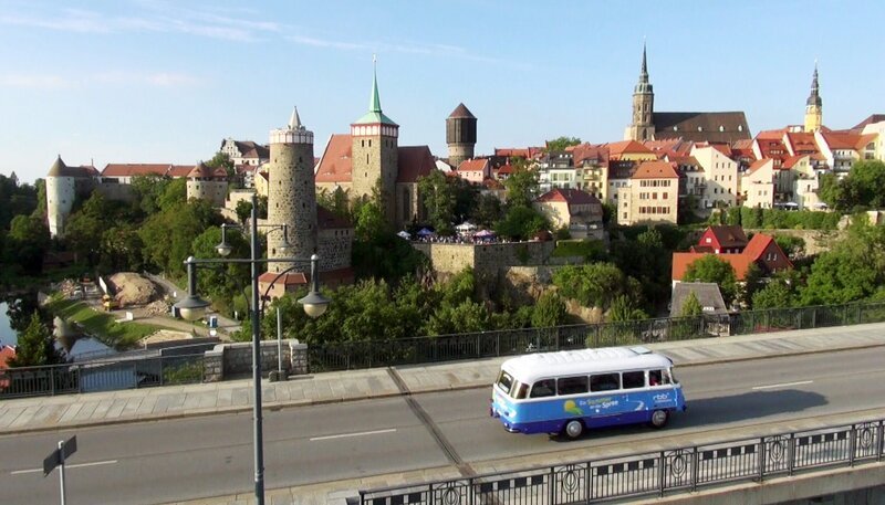 Sie gehört nicht zu den mächtigsten Strömen, ist mit ihren 382 Kilometern aber einer der längsten Flüsse des Landes. Aus der Oberlausitz kommend fließt die Spree durch die Bundesländer Sachsen, Brandenburg und Berlin. Mit Reinhard Rogge am Steuer seines Roburbusses entdecken Johannes Unger und sein Team spannende Geschichten entlang der Spree. Stadtansicht von Bautzen – Bild: rbb/​Thomas Lütz