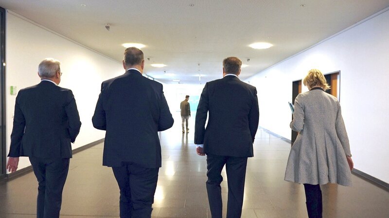 Brombeerkoalition – Die erste Koalition von CDU, BSW und SPD in Deutschland steht: Thüringen wird künftig von dem Brombeer-Bündnis regiert. – Bild: MDR/​SAVIDAS Filmproduction