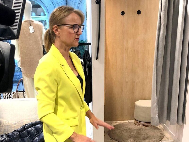 Kandidatin Elke – Bild: RTL /​ Constantin Ent. /​ Motto im Ruhrgebiet: Aus Eins mach Zwei! Präsentiere zwei verschiedene Looks mit einem Blazer!, Tag 3: Elke