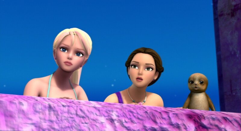 Merliah (li.) und Kylie (Mi.) sind doch noch zu einem Team geworden und wollen gemeinsam mit Zooma (re.) das Unterwasserreich Oceana vor der bösen Eris retten. – Bild: SUPER RTL